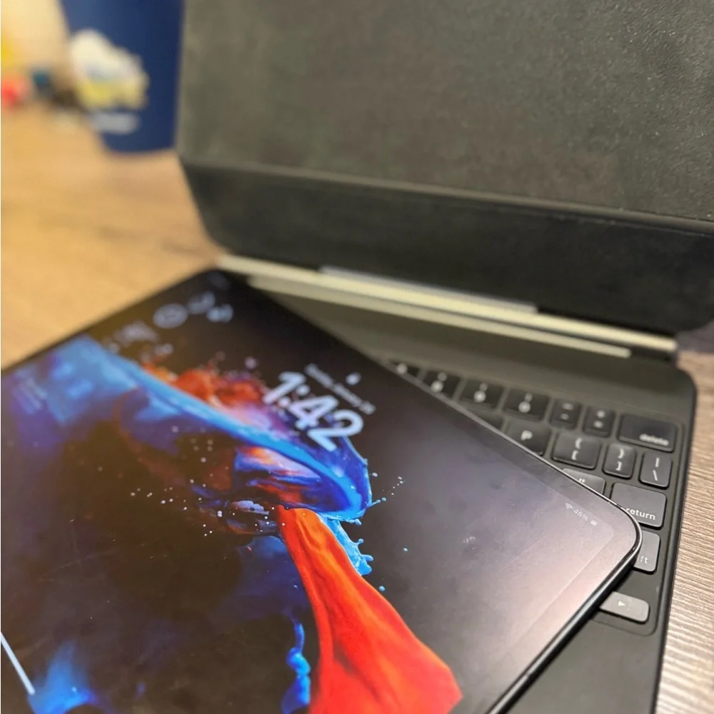 2018 iPad Pro 11” Wifi-4G capable, w/TIKTOK INSTALLED! Magic Keyboard included